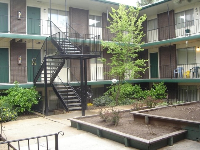 Evergreen Apartments in Ogden, UT - Foto de edificio - Building Photo