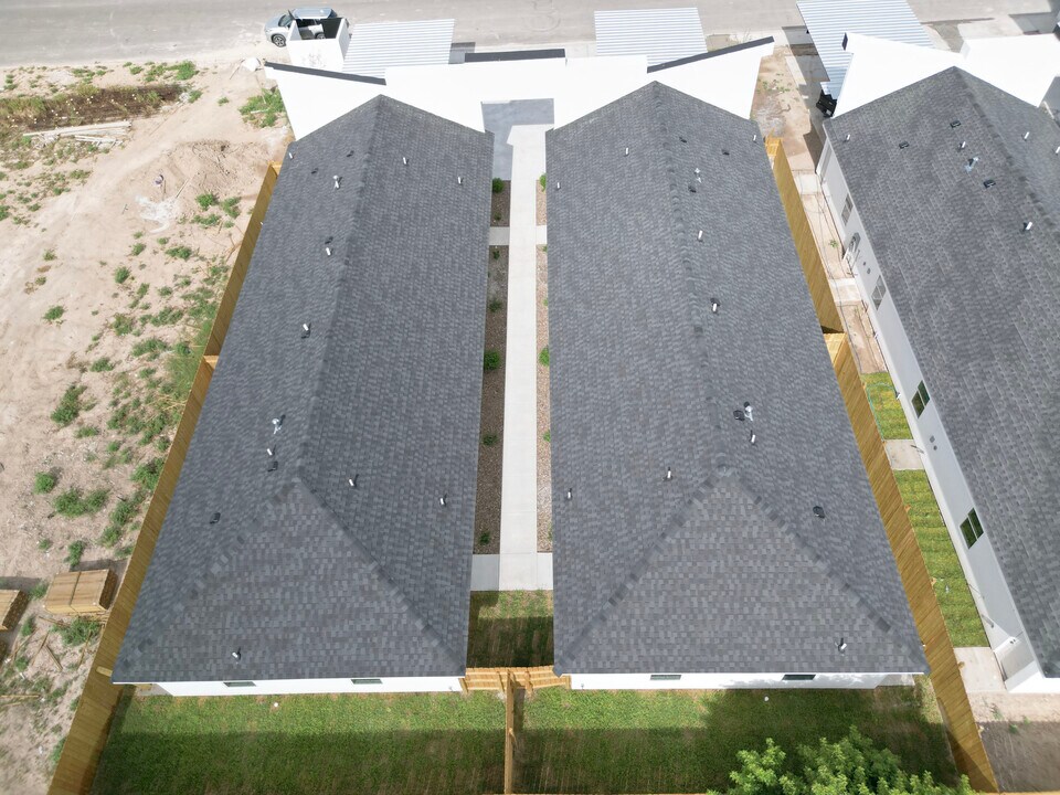 404 N Alexandrite Ave in Edinburg, TX - Foto de edificio