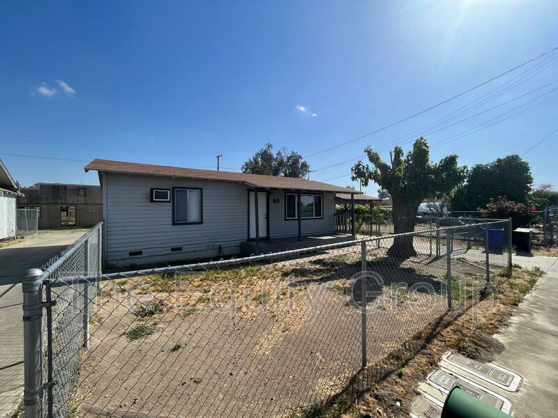 85 E Mountain View Ave in Porterville, CA - Building Photo