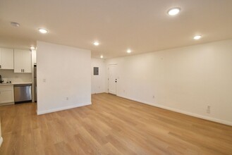 4215 Mary Ellen Ave, Unit 108 in Los Angeles, CA - Foto de edificio - Building Photo