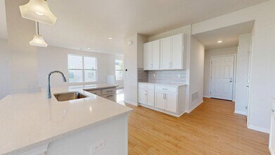 1401 Salt Springs Dr in Saline, MI - Foto de edificio - Building Photo