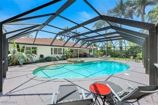 725 Old Trail Dr in Naples, FL - Building Photo