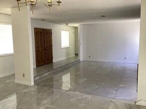 540 Fairway Dr in Palmdale, CA - Foto de edificio - Building Photo