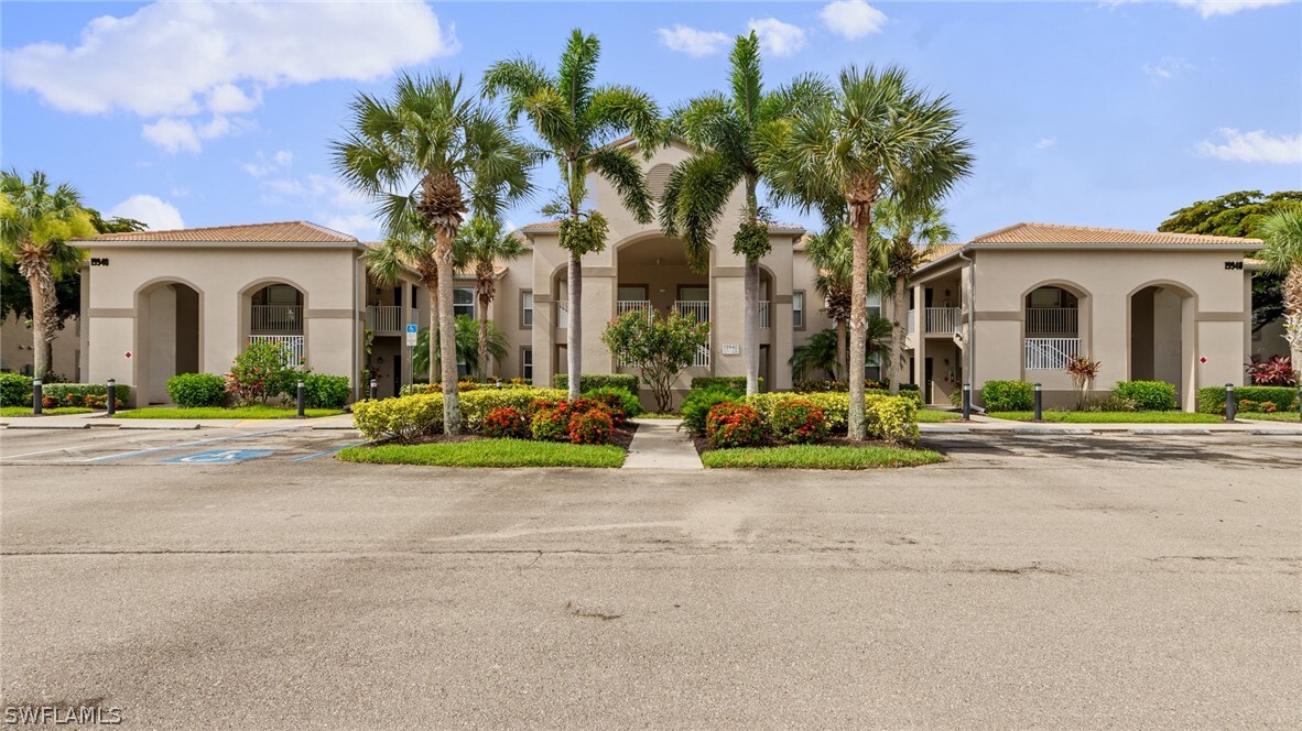 19940 Barletta Ln in Estero, FL - Foto de edificio