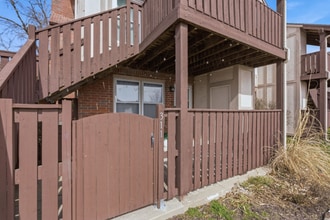 1450 S Webb Rd, Unit Apt 311 in Wichita, KS - Foto de edificio - Building Photo
