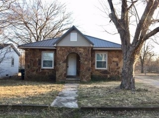 property at 317 W Chicago St