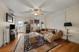 21 Regent Cir, Unit 3 in Brookline, MA - Building Photo