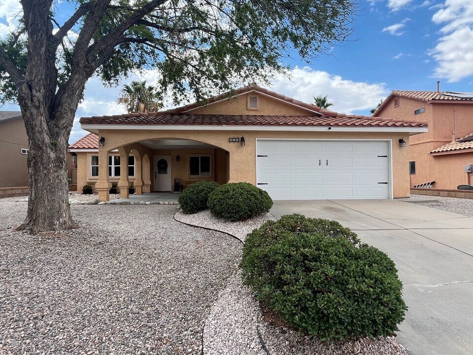 216 Kerry Ave in Alamogordo, NM - Building Photo