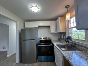 43 Brewster Rd in Glastonbury, CT - Building Photo - Building Photo