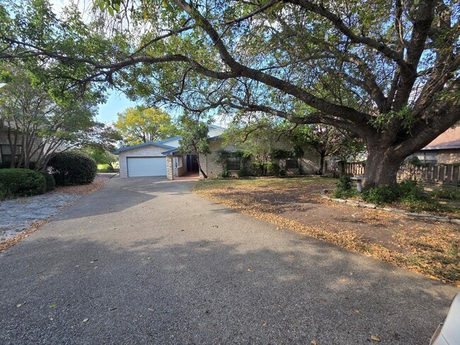 2212 Rock Creek Dr in Kerrville, TX - Building Photo - Building Photo