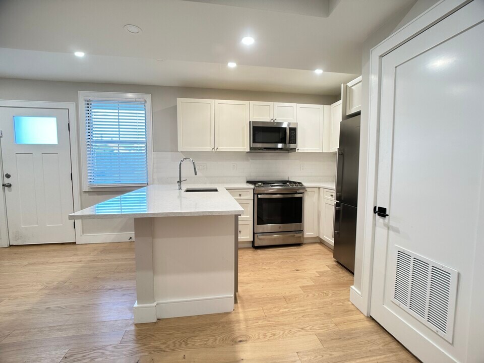 13 Greylock Rd, Unit 1 in Boston, MA - Foto de edificio