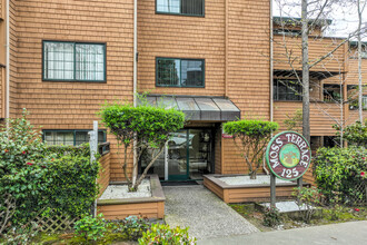 Moss Terrace Apartments in Oakland, CA - Building Photo - Building Photo