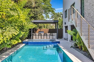 1351 S Venetian Way in Miami Beach, FL - Building Photo - Building Photo