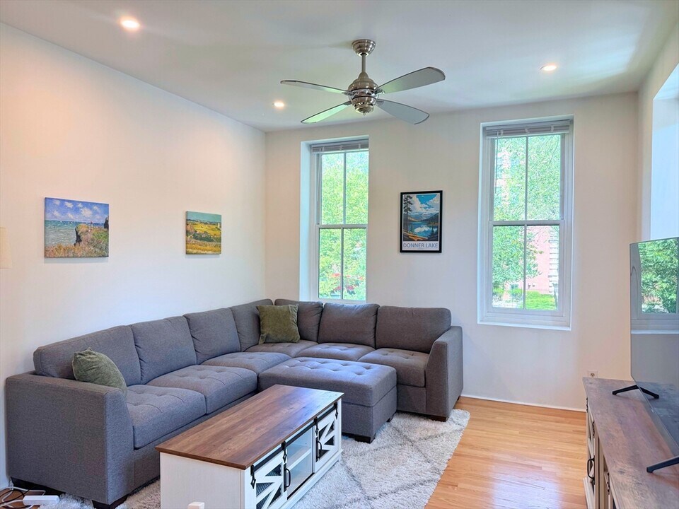 30 E Concord St in Boston, MA - Building Photo