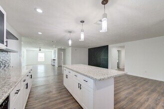 5906 Hilary St in Houston, TX - Building Photo - Building Photo