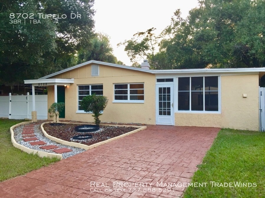 8702 Tupelo Dr in Tampa, FL - Foto de edificio