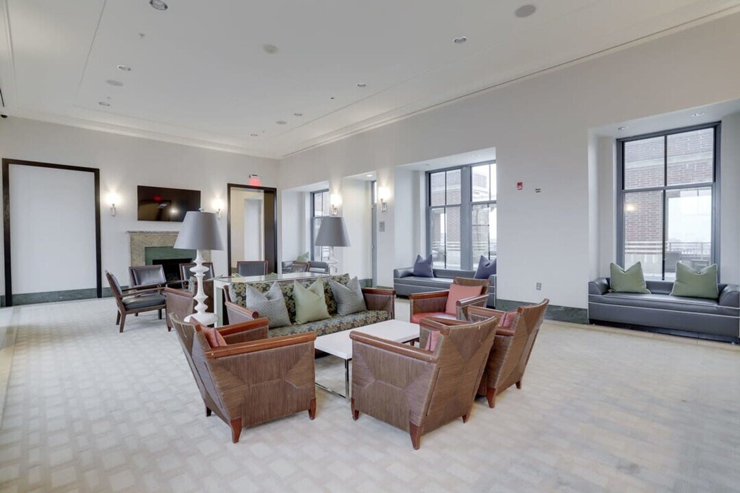 550 14th St S in Arlington, VA - Building Photo