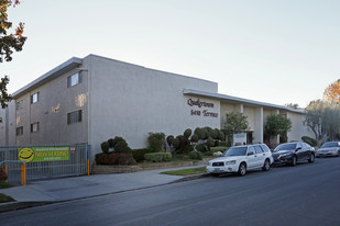 5410 Quakertown Ave in Woodland Hills, CA - Foto de edificio - Building Photo