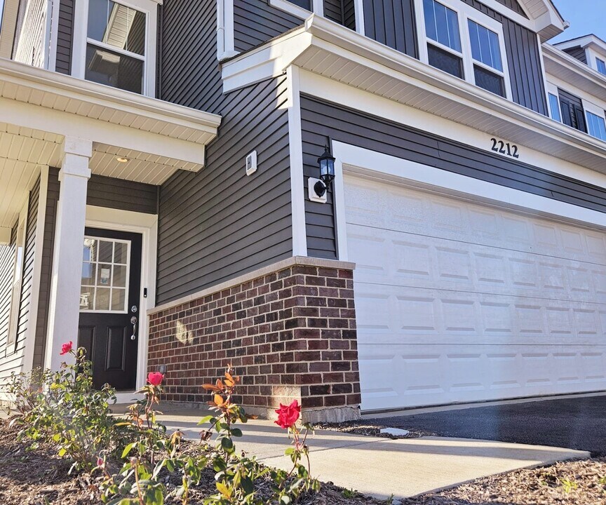 2212 Horseshoe Cir in Naperville, IL - Building Photo