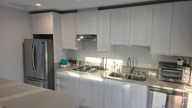 703 S Bel Aire Dr in Burbank, CA - Building Photo - Building Photo