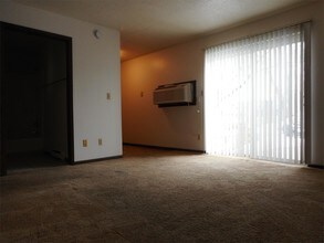921 Emmons St-Unit -04 in Hiawatha, IA - Building Photo - Building Photo