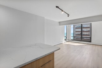 6166 N Sheridan Rd in Chicago, IL - Building Photo - Building Photo