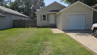 11919 Kingslake Forest Dr in Houston, TX - Building Photo