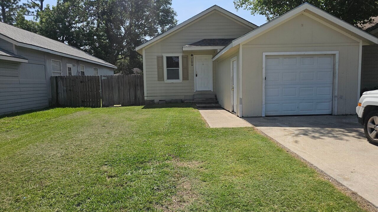 11919 Kingslake Forest Dr in Houston, TX - Building Photo