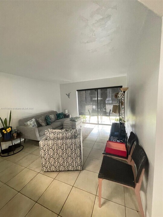 7160 NW 179th St in Hialeah, FL - Building Photo
