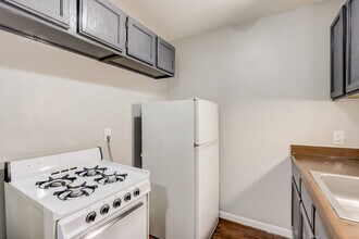 1305 W Locust St in Milwaukee, WI - Building Photo - Building Photo