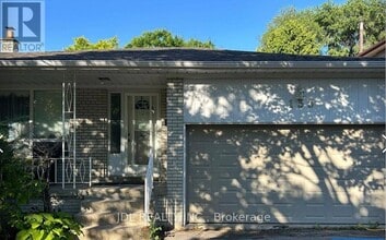 135 Estelle Ave in Toronto, ON - Building Photo - Building Photo