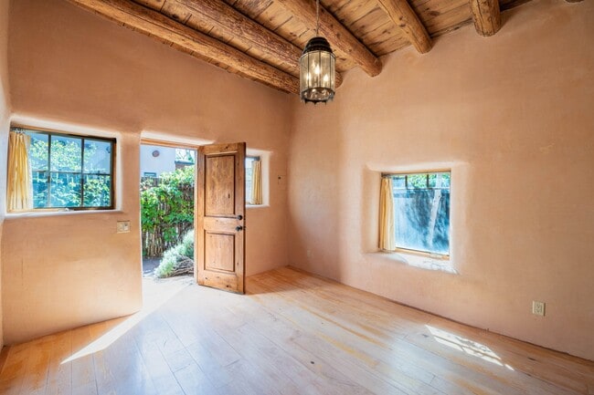 738 1/2 Agua Fria St in Santa Fe, NM - Building Photo - Building Photo
