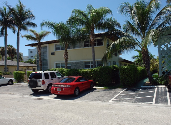 9800-9850 E Bay Harbor Ter in Miami Beach, FL - Foto de edificio - Building Photo