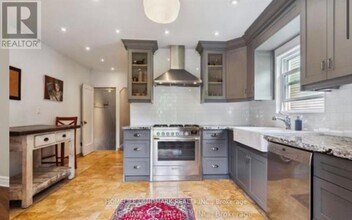 68 Hastings Ave in Toronto, ON - Building Photo - Building Photo
