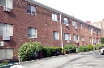 Esquire Apartments in Irvington, NJ - Foto de edificio - Building Photo