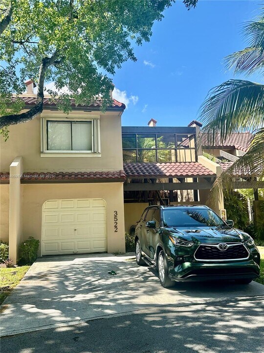 3522 Torremolinos Ave in Doral, FL - Building Photo