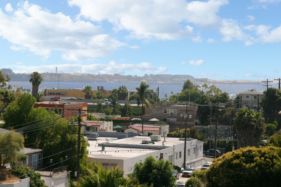 Curlew Apartments in San Diego, CA - Foto de edificio