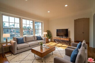 1558 S Genesee Ave in Los Angeles, CA - Building Photo - Building Photo