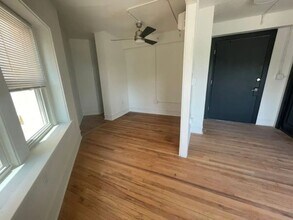 Hanscom and Georgia Row Apartments in Omaha, NE - Building Photo - Interior Photo