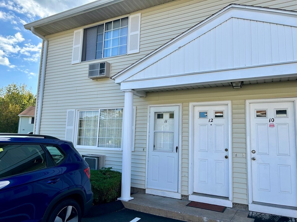 22 Lisa Ct, Unit 12 in Waterbury, CT - Foto de edificio