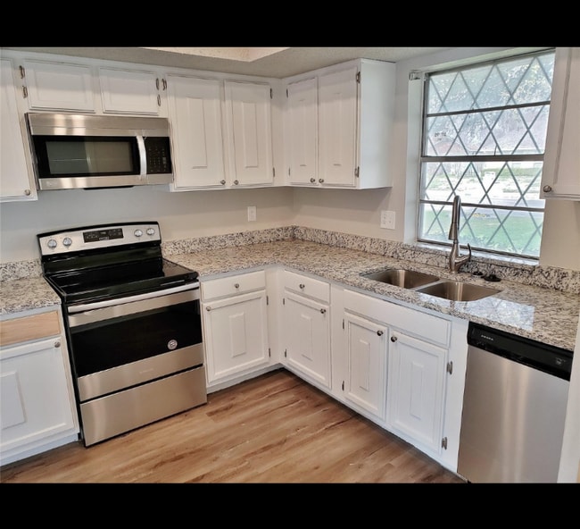 2752 Meadow Isle Ln in Dallas, TX - Building Photo - Building Photo