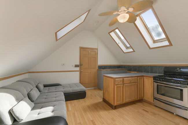 2133 N Oakley Ave in Chicago, IL - Building Photo - Building Photo