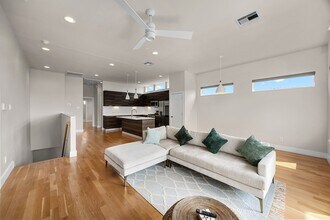 4618 Nichols St in Houston, TX - Foto de edificio - Building Photo