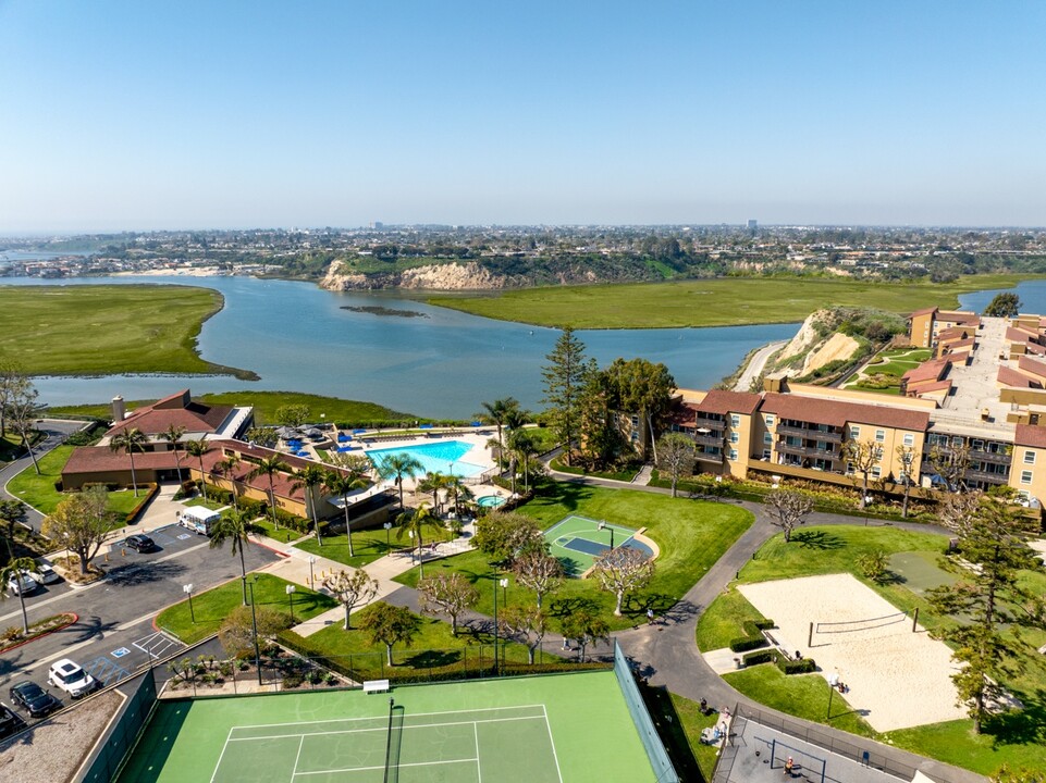 Park Newport in Newport Beach, CA - Foto de edificio