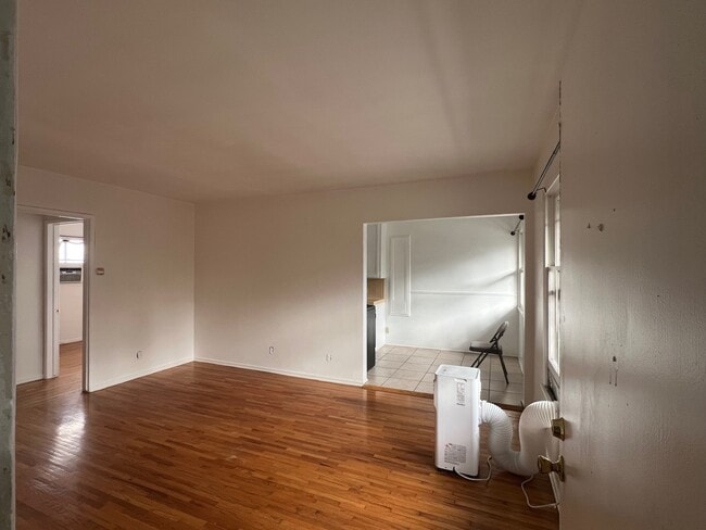 873 N Hoover St, Unit 873 1-2 in Los Angeles, CA - Foto de edificio - Building Photo