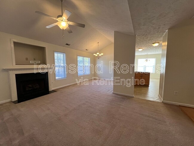 2028 Ivey Commons Rd in Fayetteville, NC - Foto de edificio - Building Photo