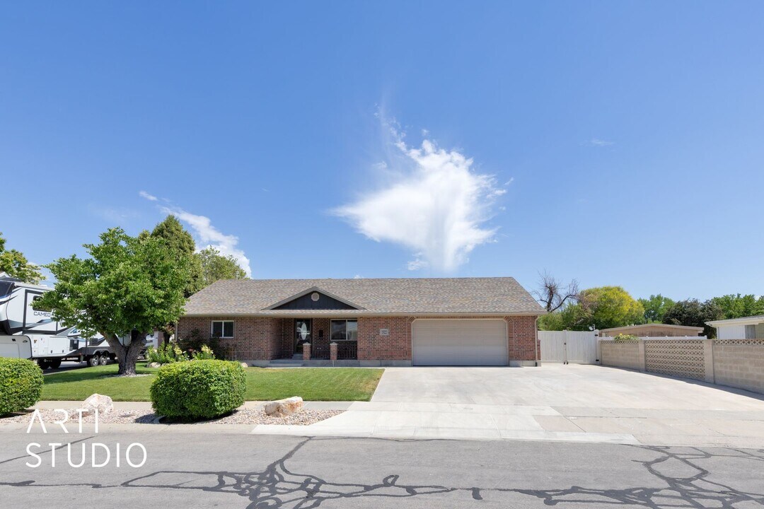 1522 Smiley Dr in Taylorsville, UT - Building Photo