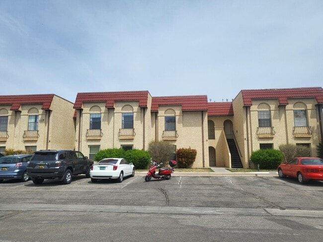 property at 837 Country Club Dr SE