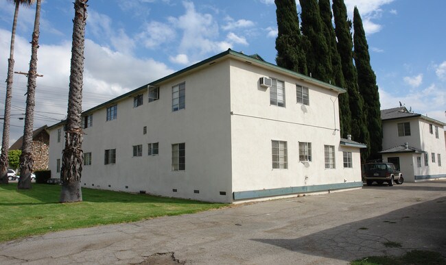 13960 Burbank Blvd in Van Nuys, CA - Building Photo - Building Photo