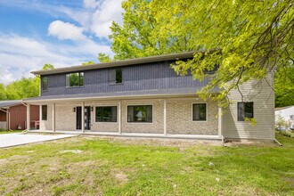 7598 Lake Park Rd in Ira, MI - Foto de edificio - Building Photo